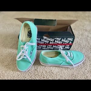 {NEVER WORN} IN BOX Authentic Cockatoo/White Vans
